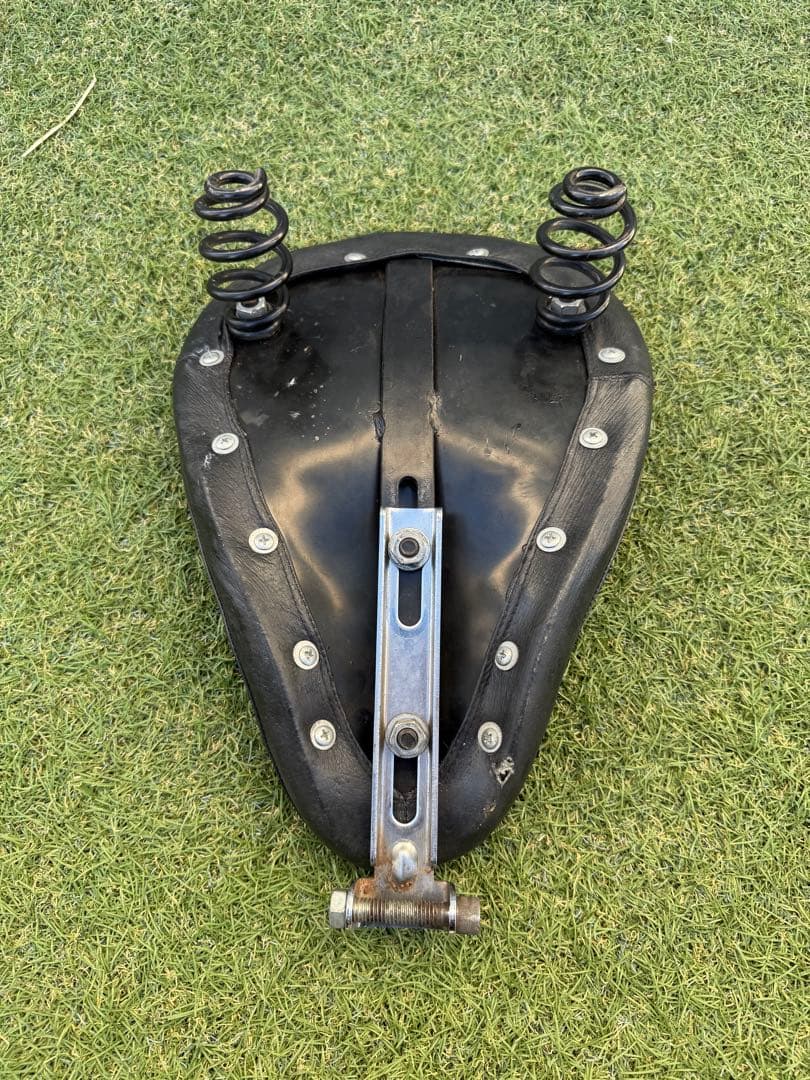 ハーレーシート サドル型 金属ブラケット付き