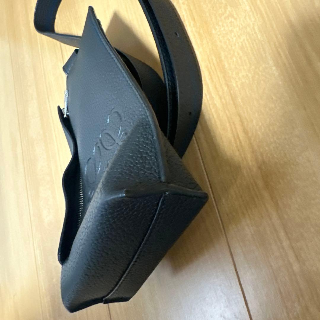 LOEWE(ロエベ)のバーティカル Tポケット ショルダーバッグ　ボディバッグ