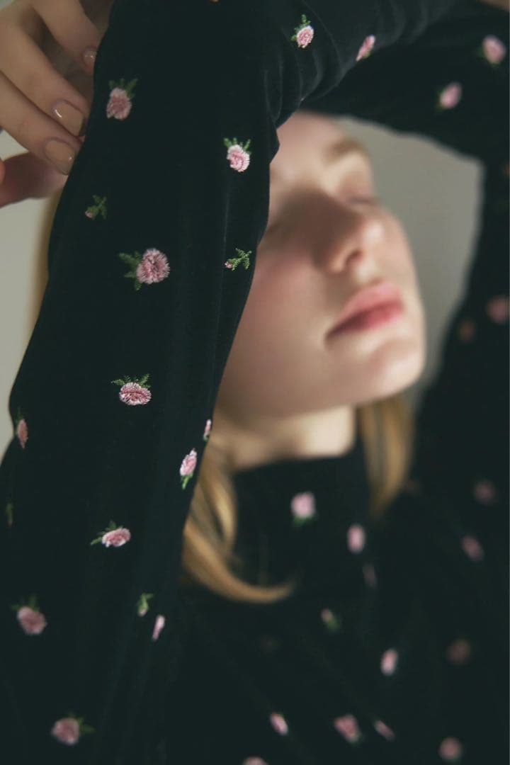 Rosy luce FLOWER VELOR TOPS（フラワーベロアトップス）