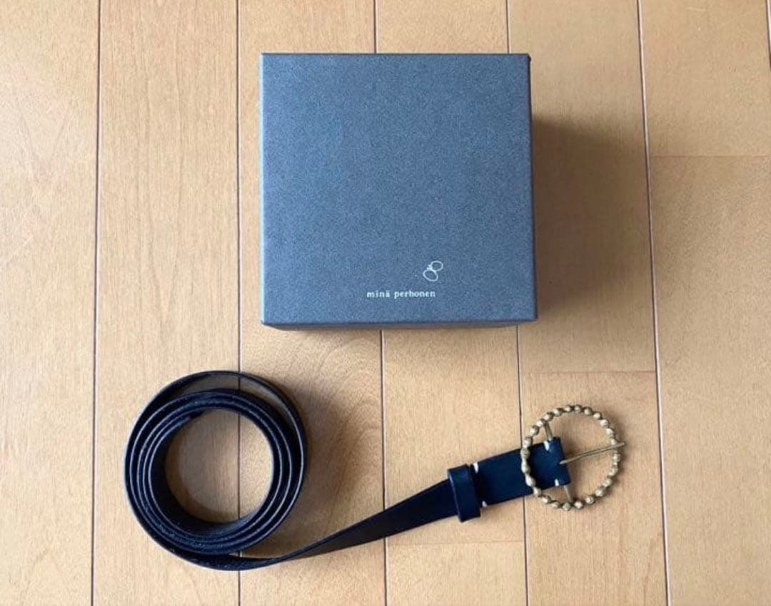 ミナペルホネン タンバリン ベルト minaperhonen 真鍮 ネイビー