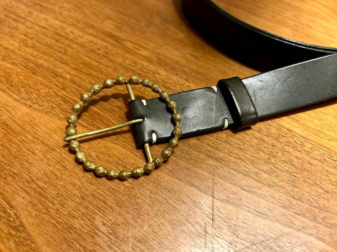 ミナペルホネン タンバリン ベルト minaperhonen 真鍮 ネイビー