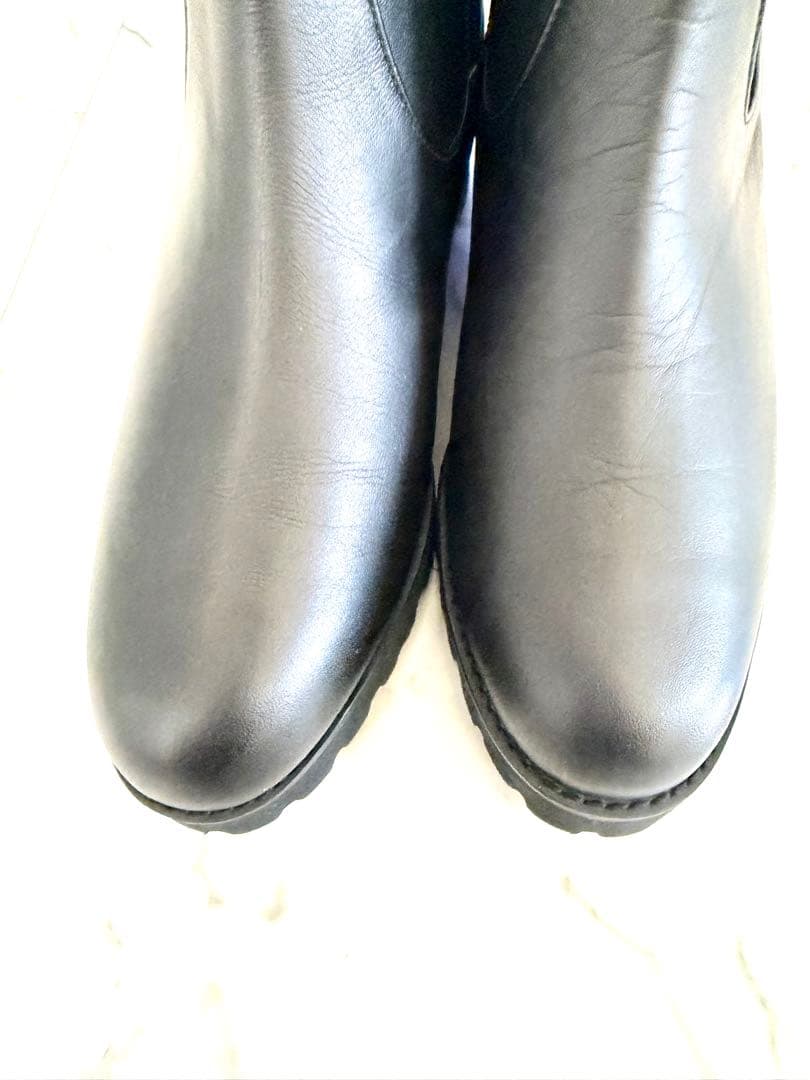 DIANA 黒いショートジッパーブーツ