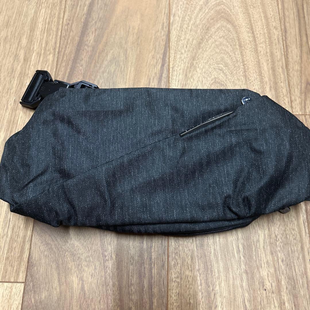 【niid】ブラック ボディバッグ スリムデザイン