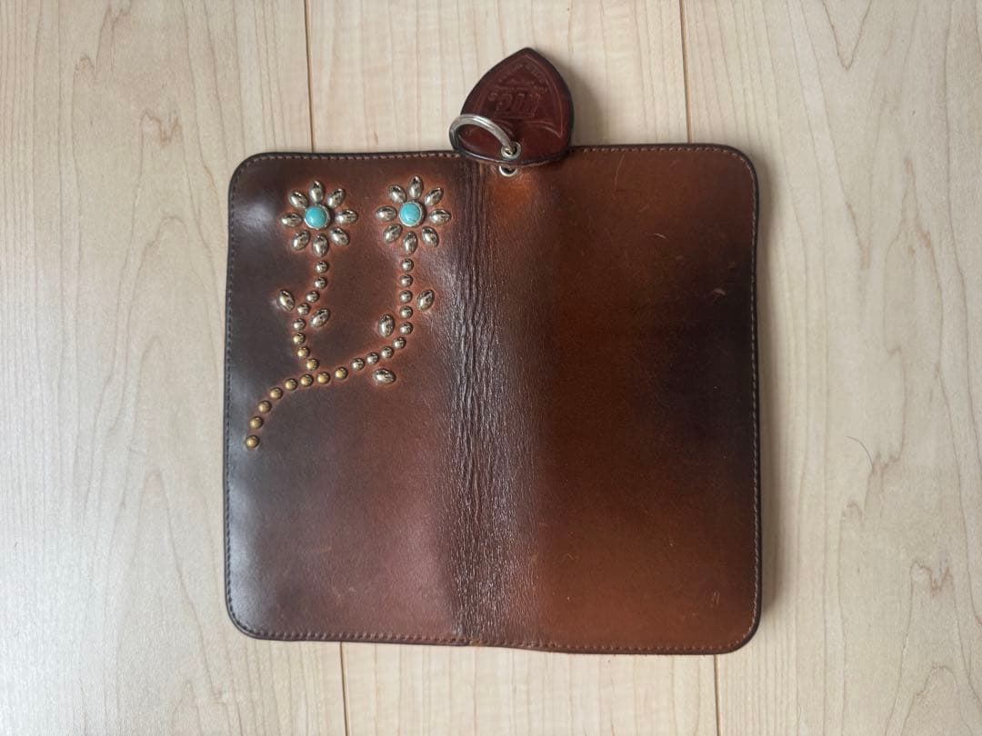 HTC フラワー装飾 ブラウン長財布