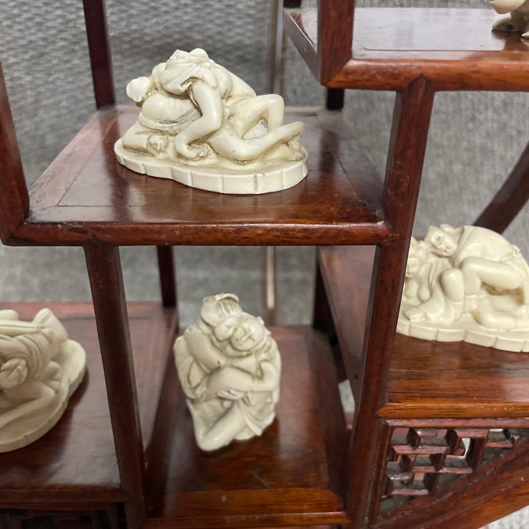 天然木飾り台　円形　象牙風彫刻　四十八手　春画