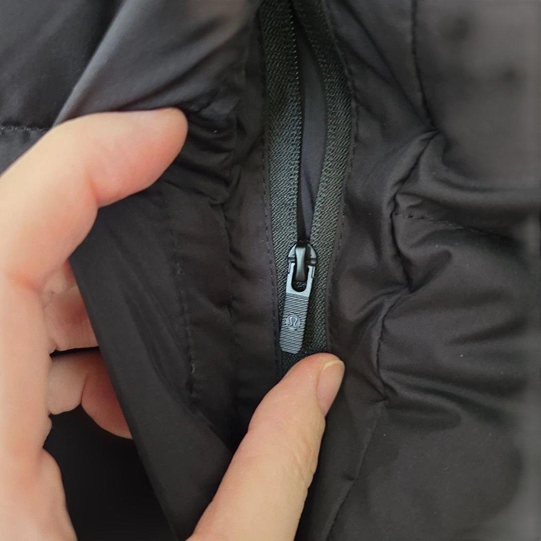 新品未使用　LULULEMON 　ダウンジャケット 6　ブラック