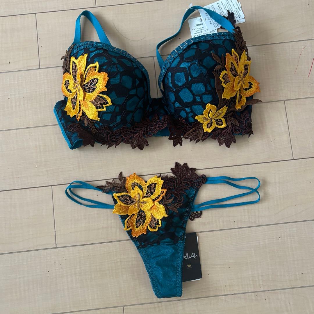 週末限定セール！サルート　希少サイズ　Ｆ75 ブラ&Tショーツ