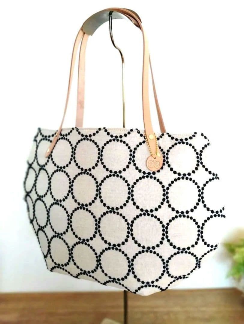 両面たのしめてA4が入る『丸みを帯びた肩掛けトートバッグ』ミナペルホネン