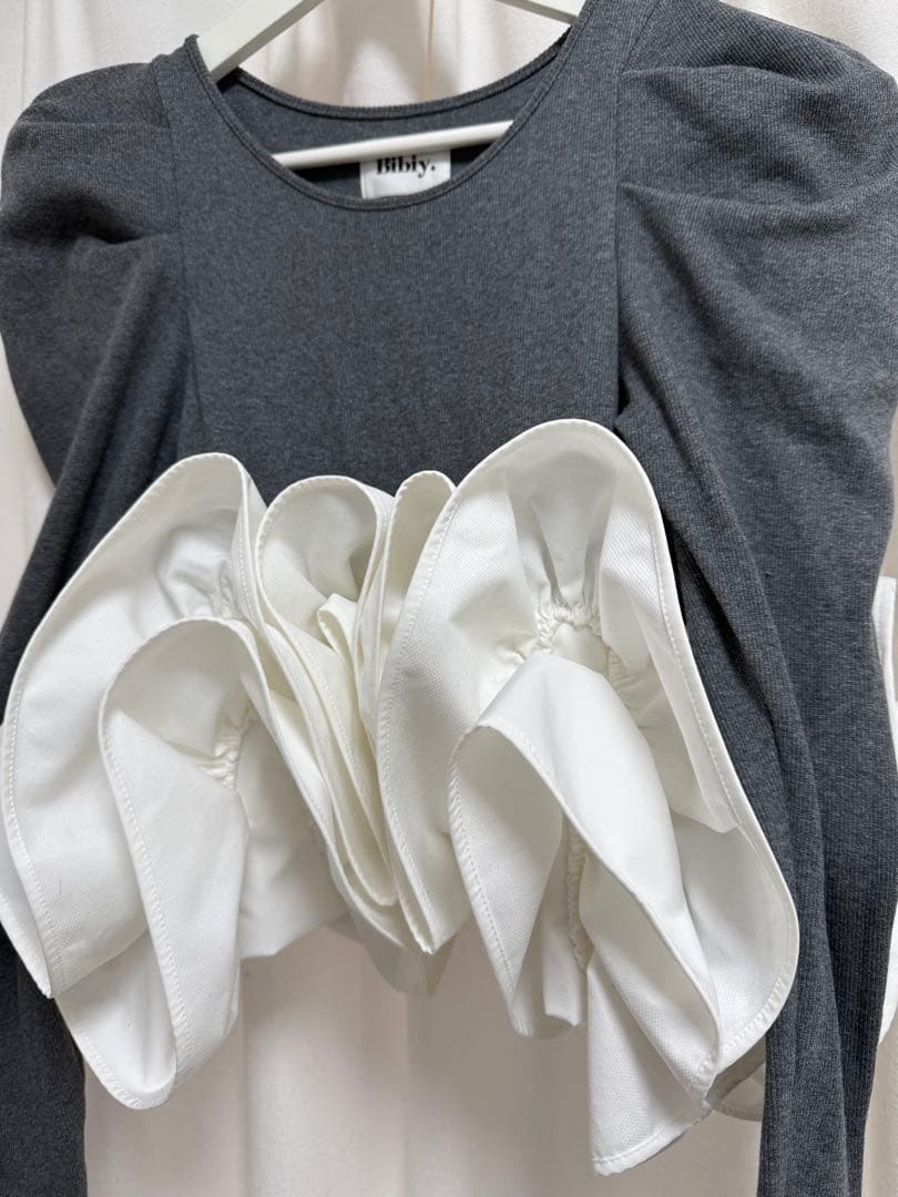 トップス BIBIY. CREME PEPURAMU TOP