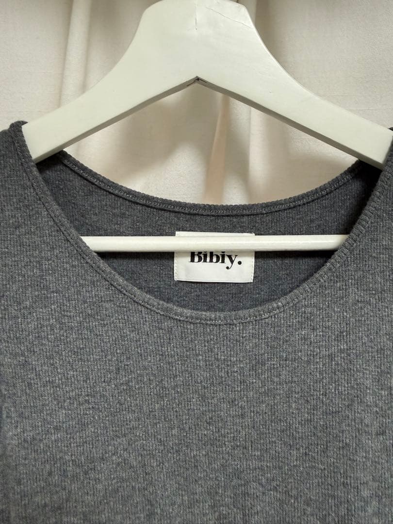 トップス BIBIY. CREME PEPURAMU TOP