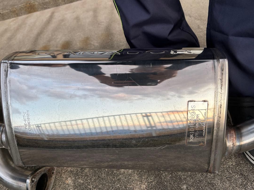 【イヌ】　プリウス50系 GANADOR（ガナドール）マフラー