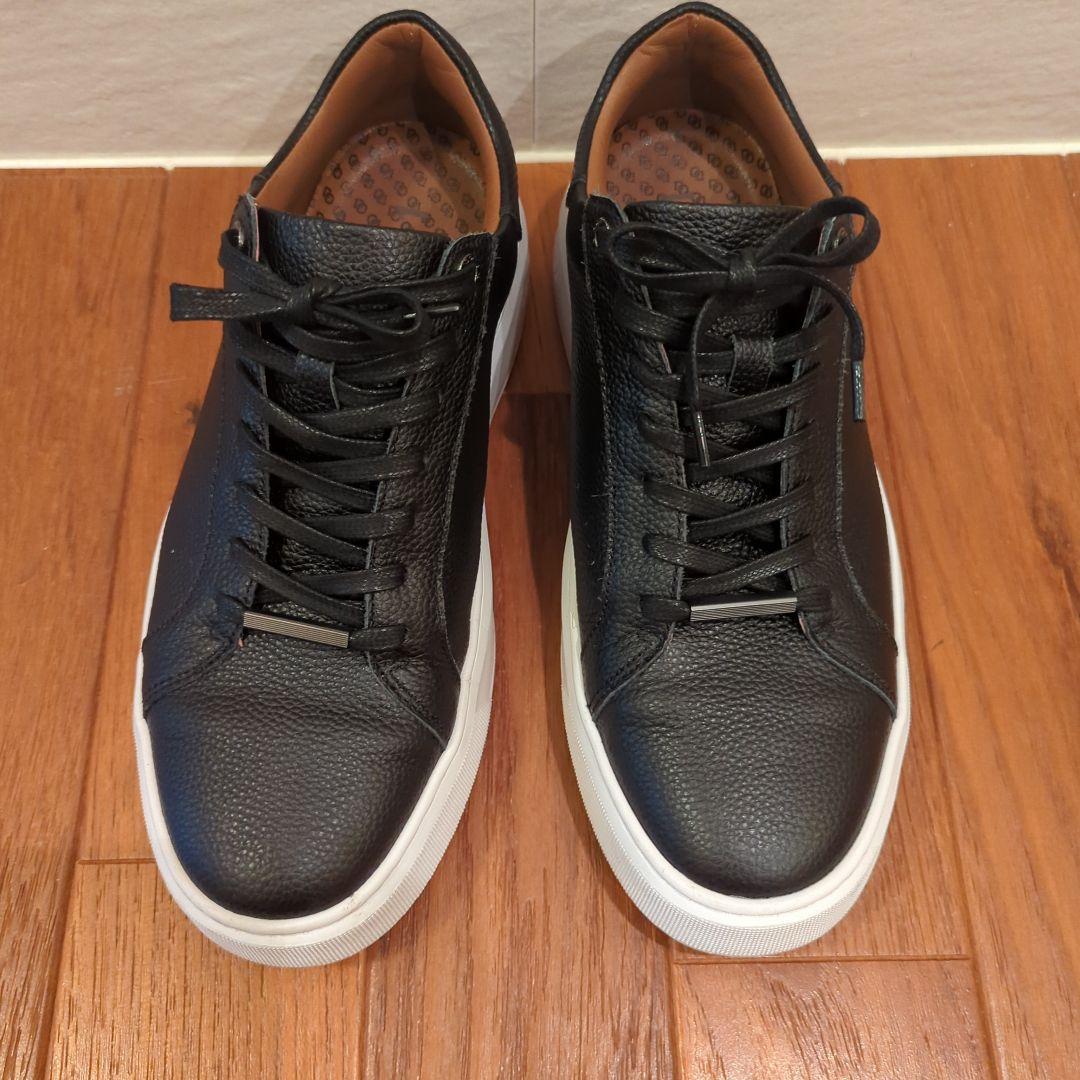 黒いレザーのカジュアルスニーカー