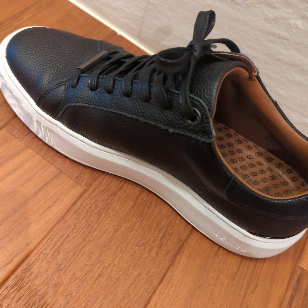 黒いレザーのカジュアルスニーカー