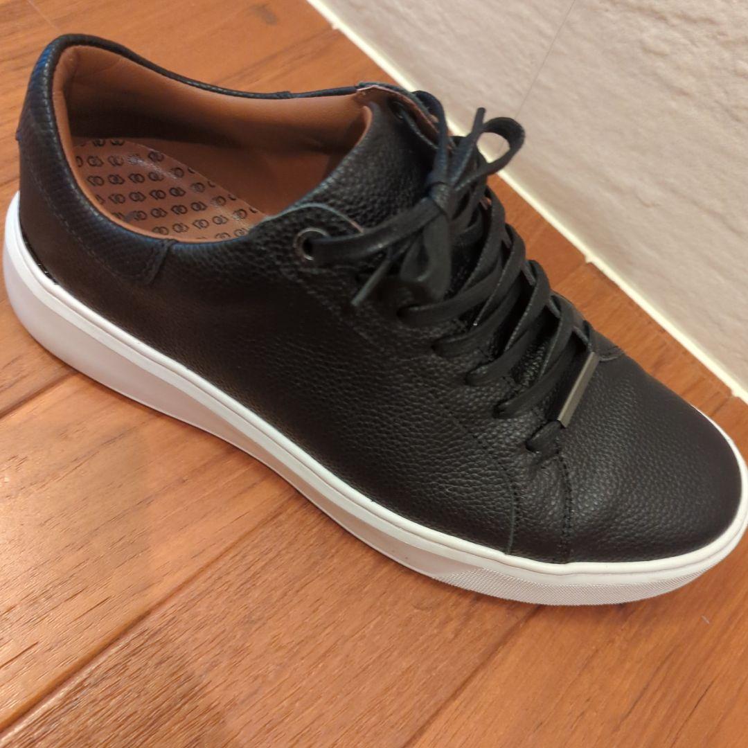黒いレザーのカジュアルスニーカー