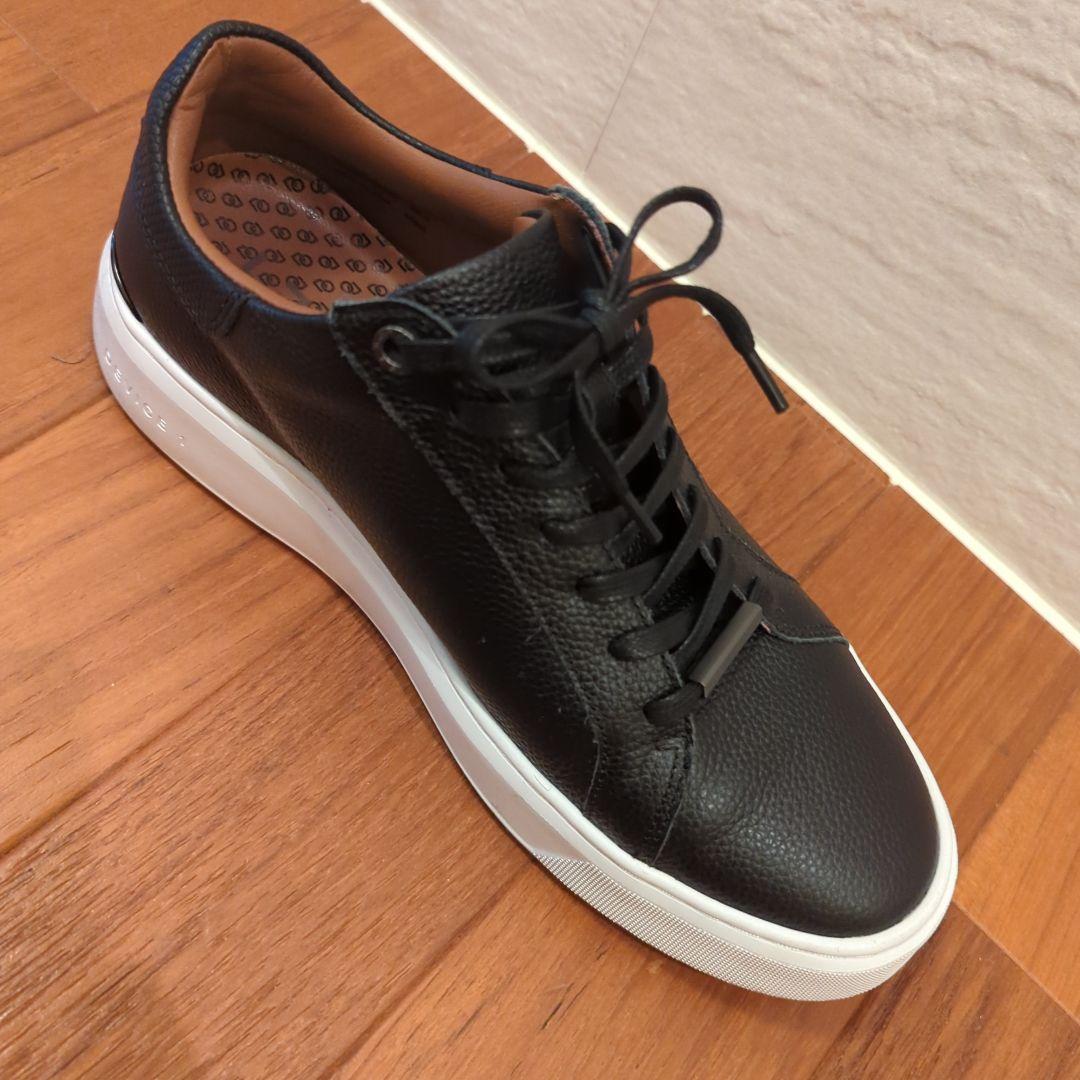 黒いレザーのカジュアルスニーカー