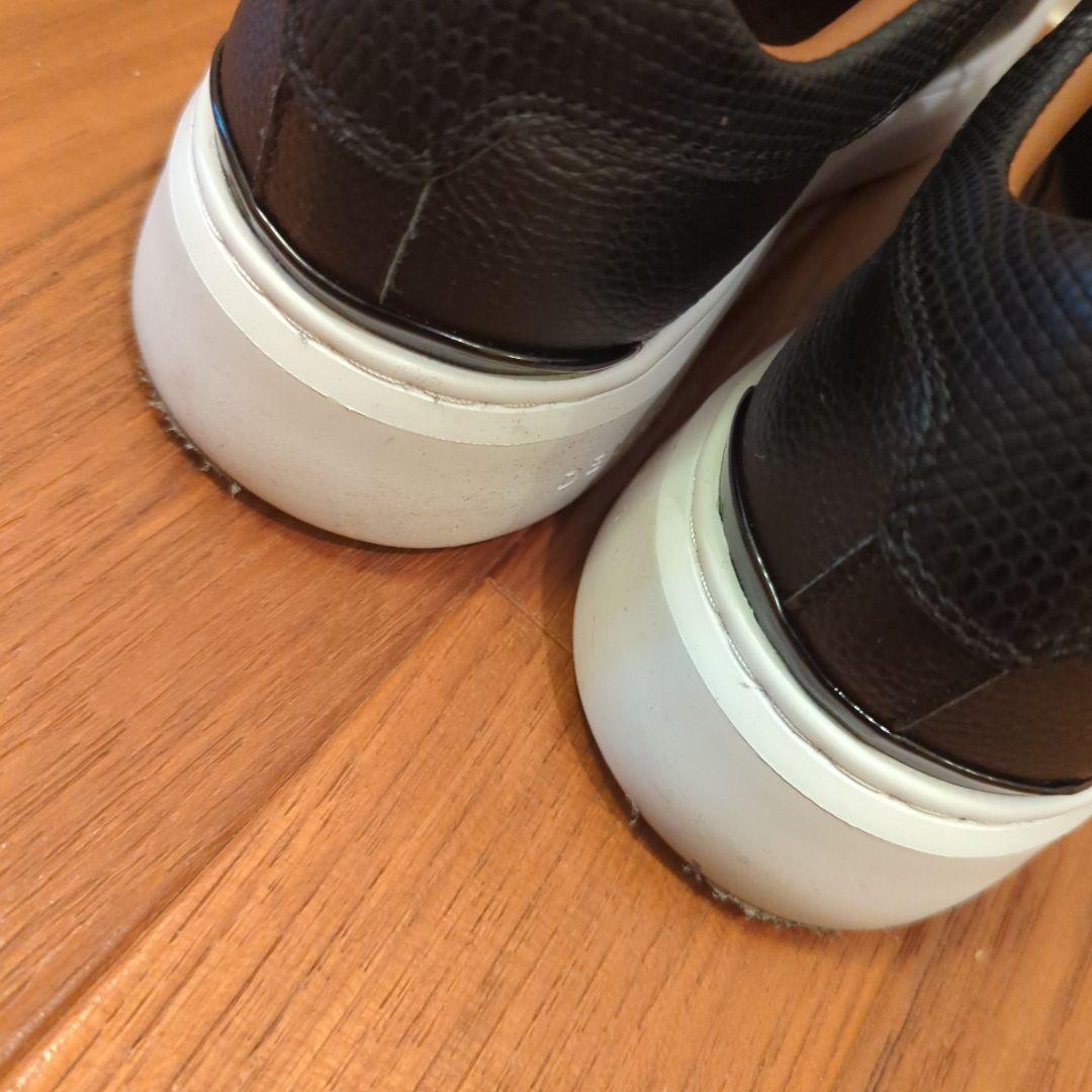 黒いレザーのカジュアルスニーカー