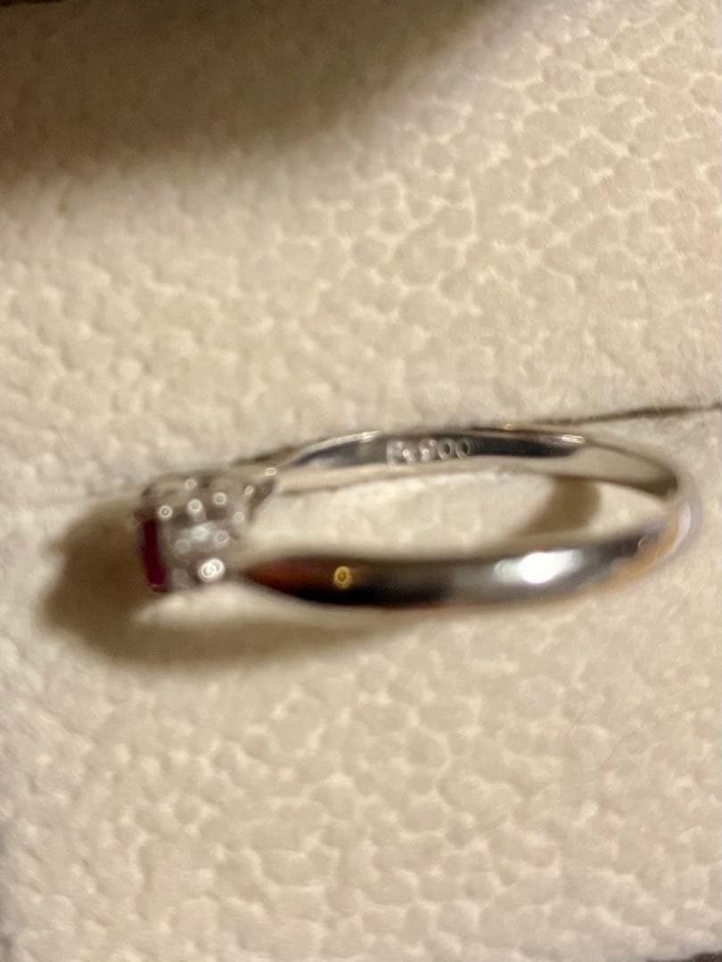 pt900＊深紅のルビー＆ダイヤリングです
