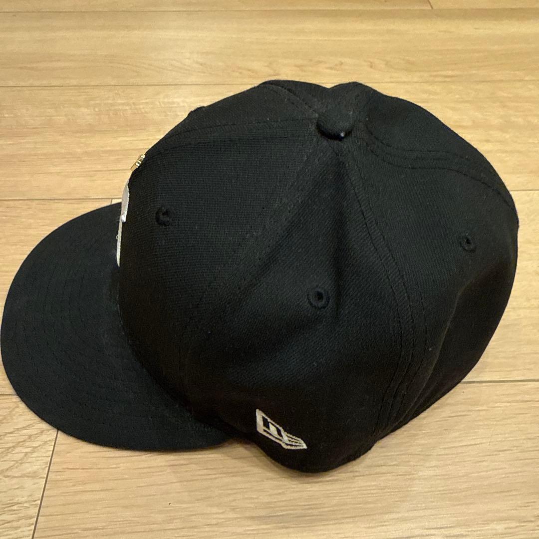 刺繍のSロゴ 黒スナップバックキャップ