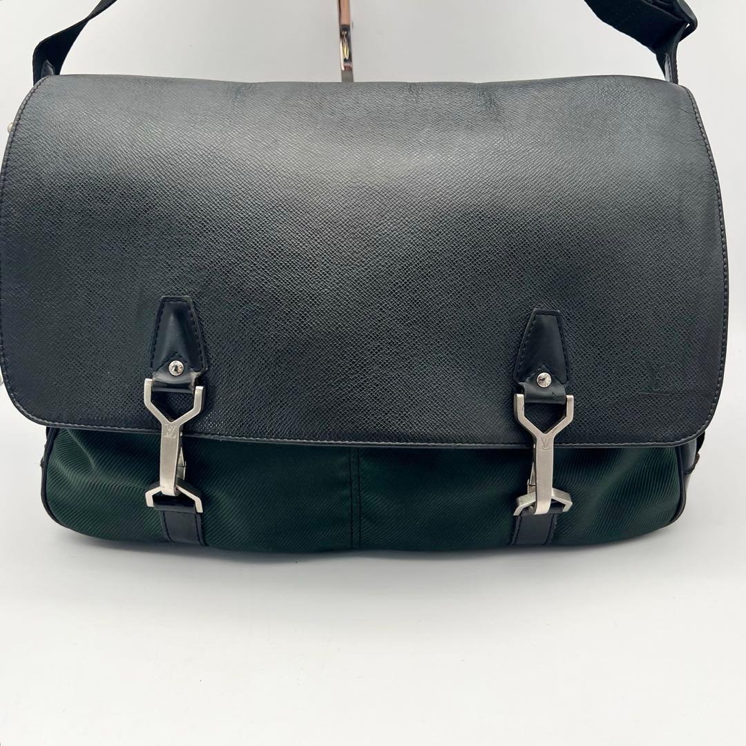 ルイヴィトン メッセンジャーバッグ デルスー タイガ レザー ブラック　A4収納