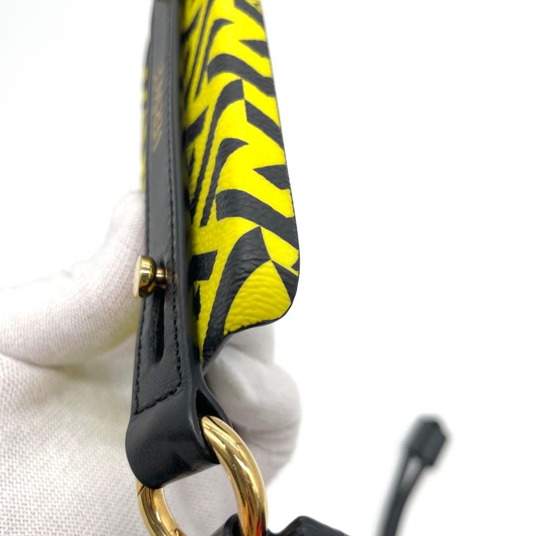 【美品】ヴェルサーチ スマホショルダー iPhoneケース イエロー×黒