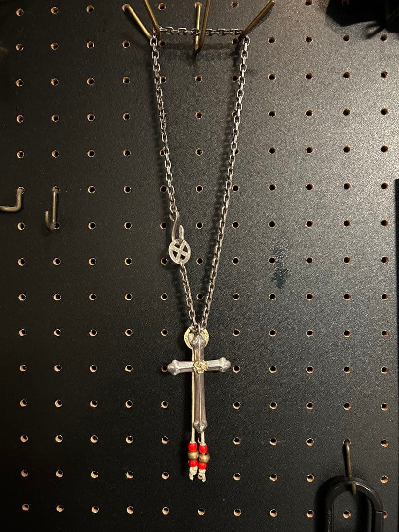 N*️様 ローズクロス カスタムネックレス（イーグルフック・赤ビーズ）