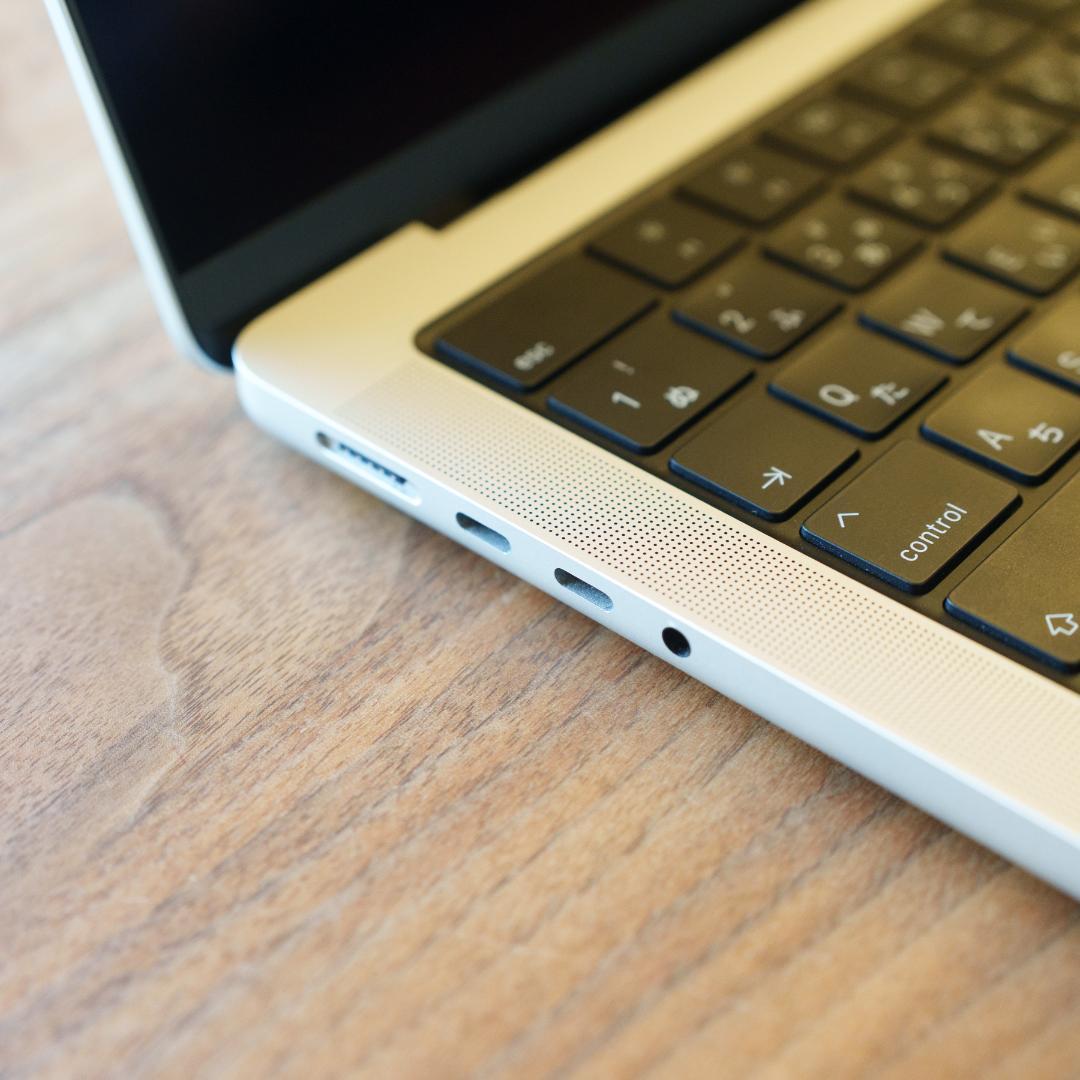 M2 Pro Macbook Pro 512GB、メモリ16GB