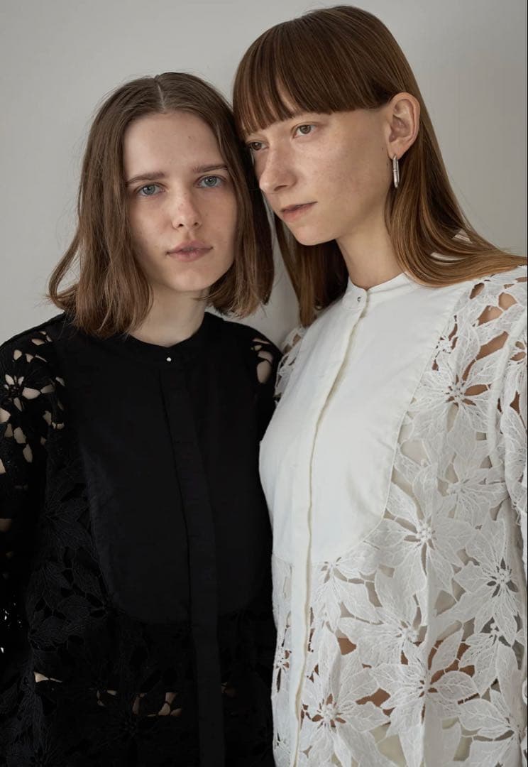 ELLIE デザイン ホワイト長袖ブラウス