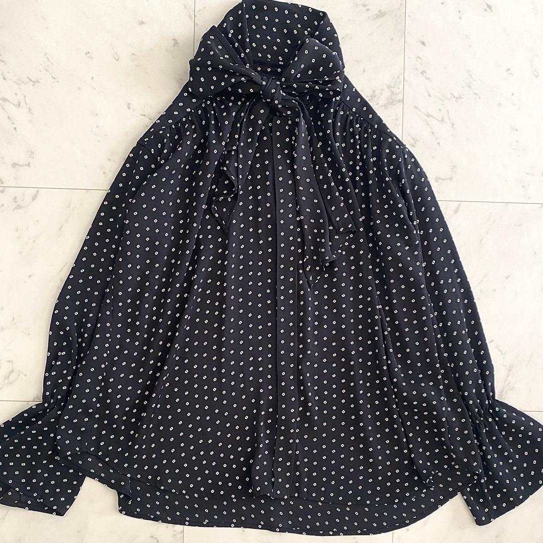 極美品 マルティニーク ジオメトリックドット ボウタイブラウス キャンディー袖