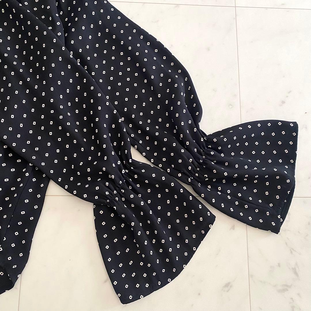 極美品 マルティニーク ジオメトリックドット ボウタイブラウス キャンディー袖