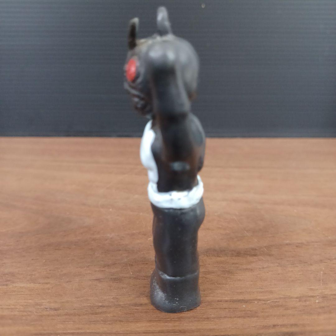 無版権　パチモノ「仮面ライダー」風ペンダント・トップ「黒」ミニソフビフィギュア