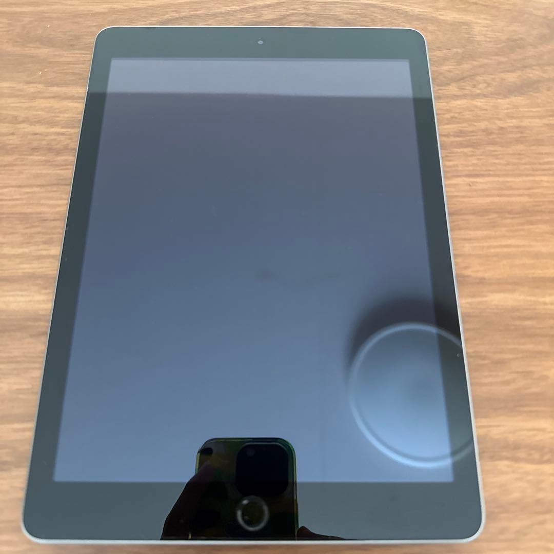 Apple iPad (第5世代) 128GB wifi 背面に汚れあり