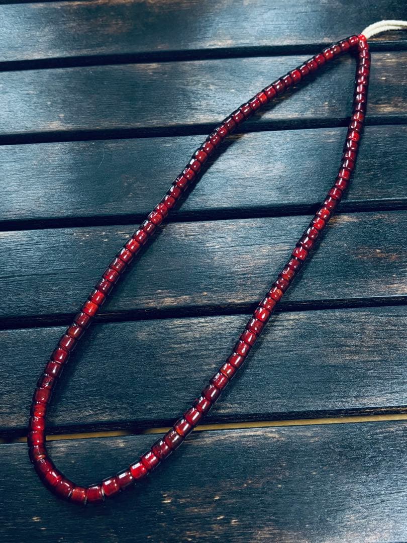 「血赤セミクリア」アンティークホワイトハーツ　ビーズ　60㌢