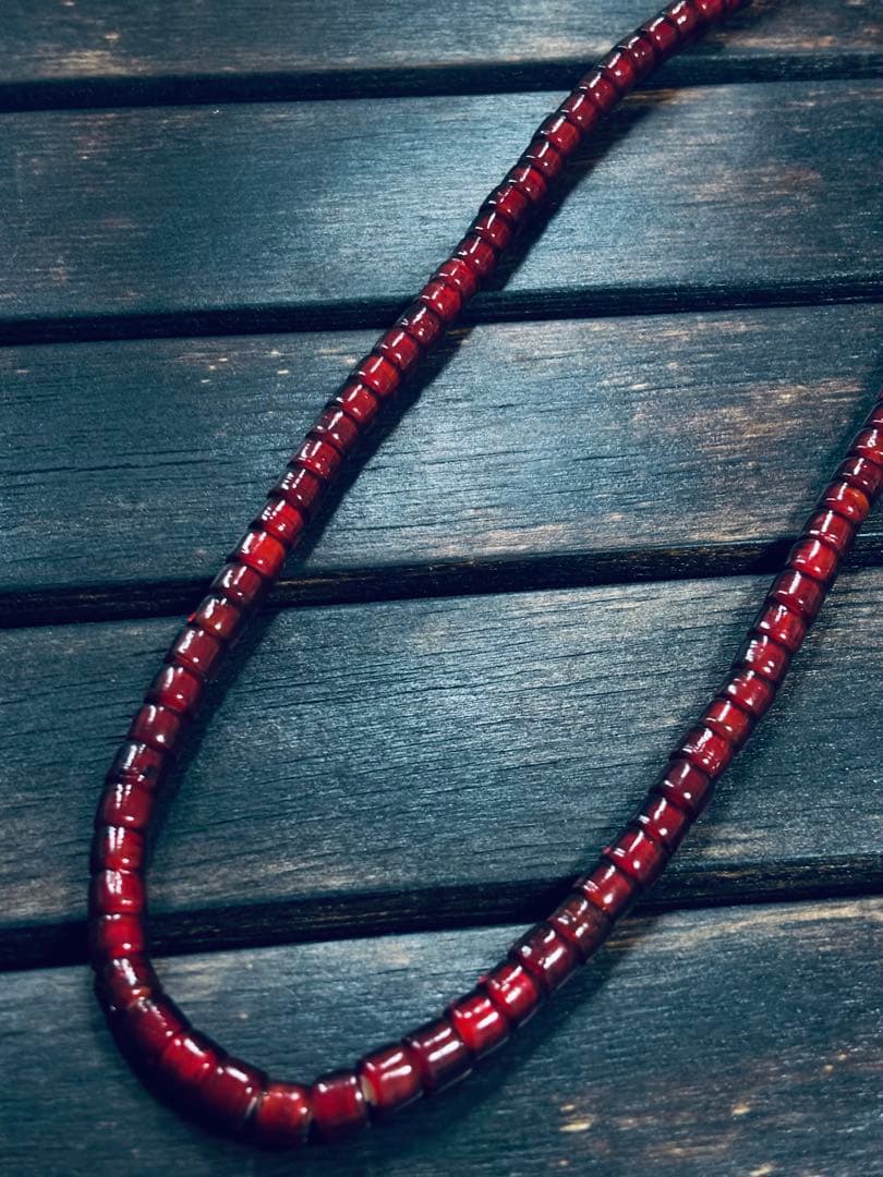 「血赤セミクリア」アンティークホワイトハーツ　ビーズ　60㌢