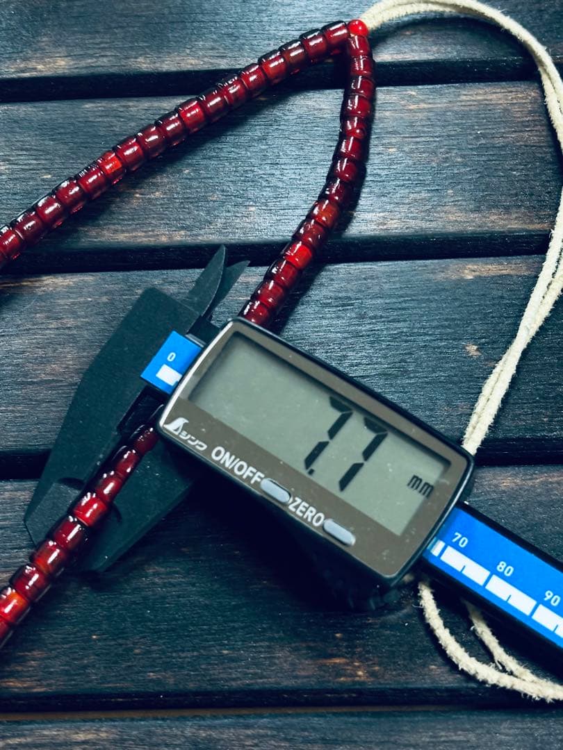 「血赤セミクリア」アンティークホワイトハーツ　ビーズ　60㌢