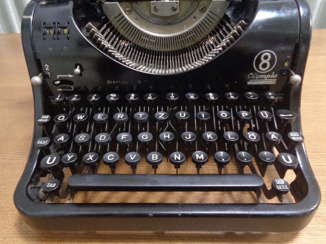 実働品　Olympia8 オリンピアタイプライター QWERTYZ配列ドイツ仕様