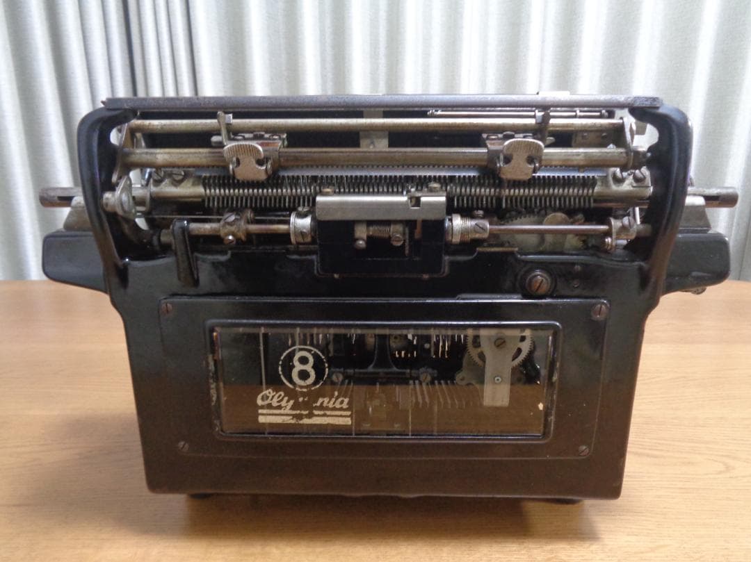 実働品　Olympia8 オリンピアタイプライター QWERTYZ配列ドイツ仕様