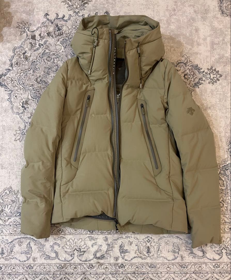 DESCENTE 水沢ダウンジャケット オルテラインM オリーブ