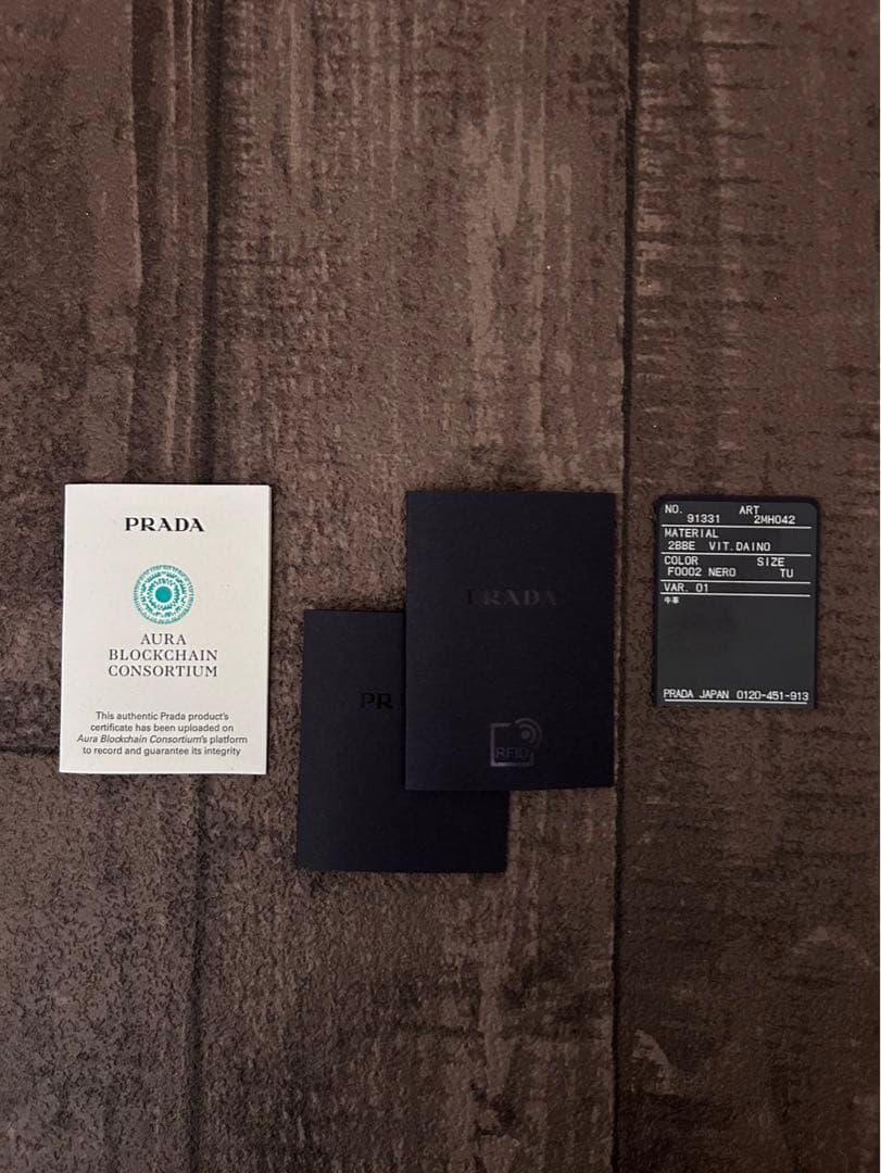 PRADA 三つ折り財布　BLACK レザー