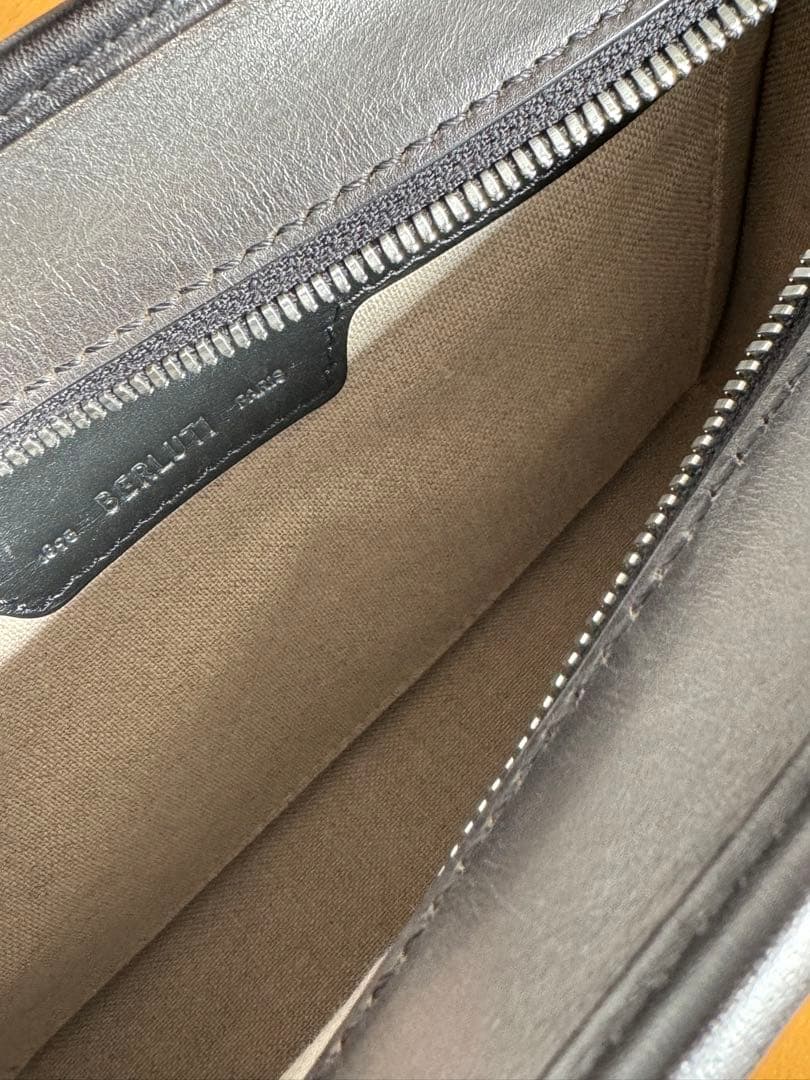 ベルルッティ　ジュルナリエスクリットレザーメッセンジャーバッグ