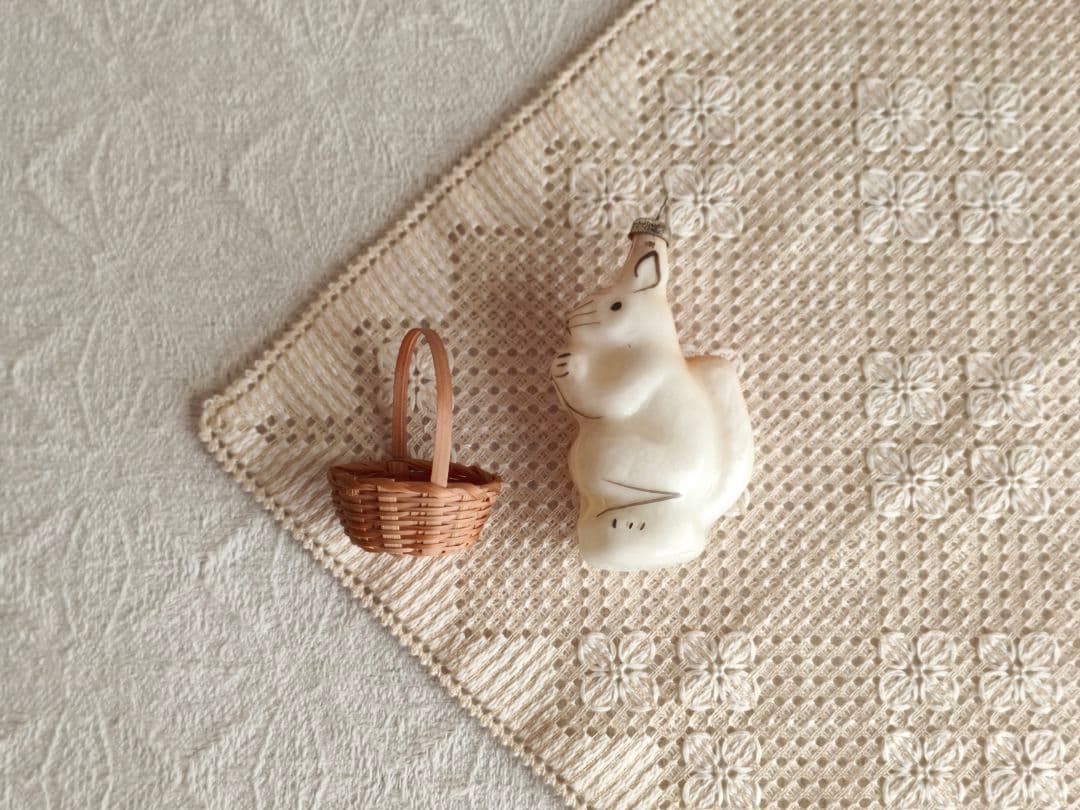 【misen2014さま】vintage ❀ ミルク色ガラスの 素敵なリスさん