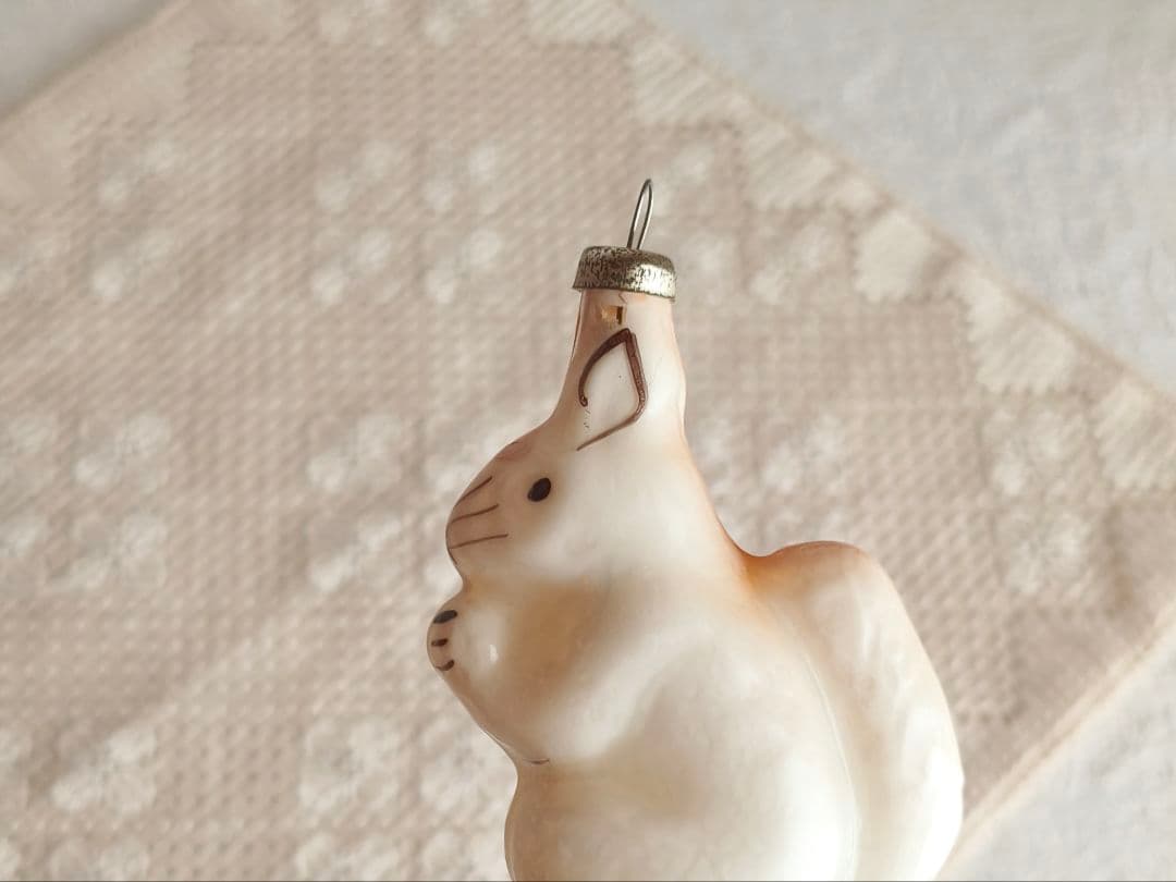 【misen2014さま】vintage ❀ ミルク色ガラスの 素敵なリスさん