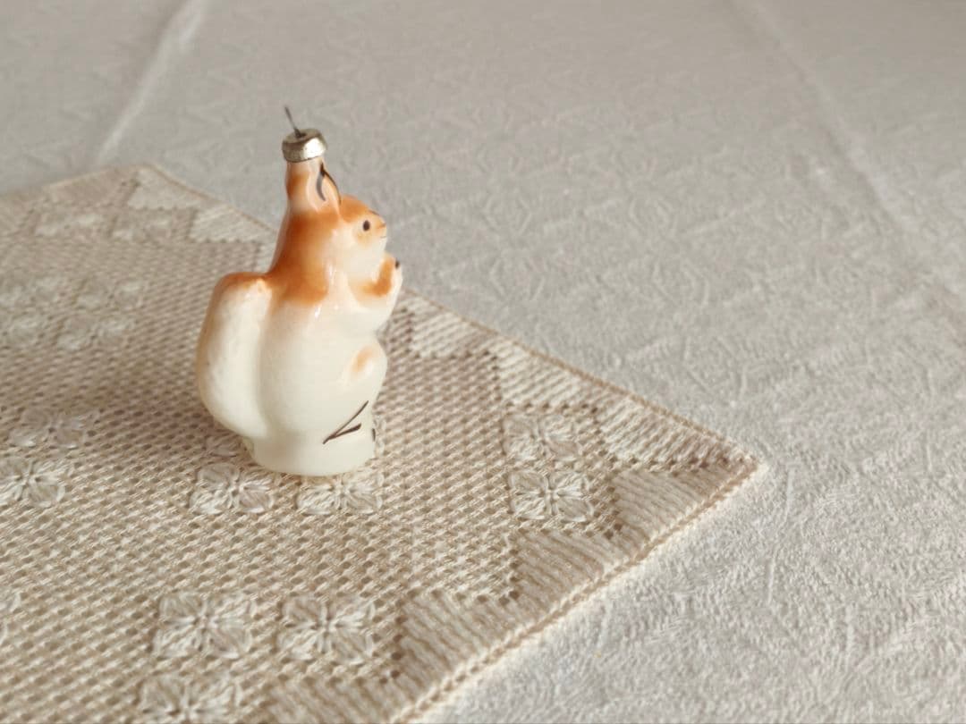 【misen2014さま】vintage ❀ ミルク色ガラスの 素敵なリスさん