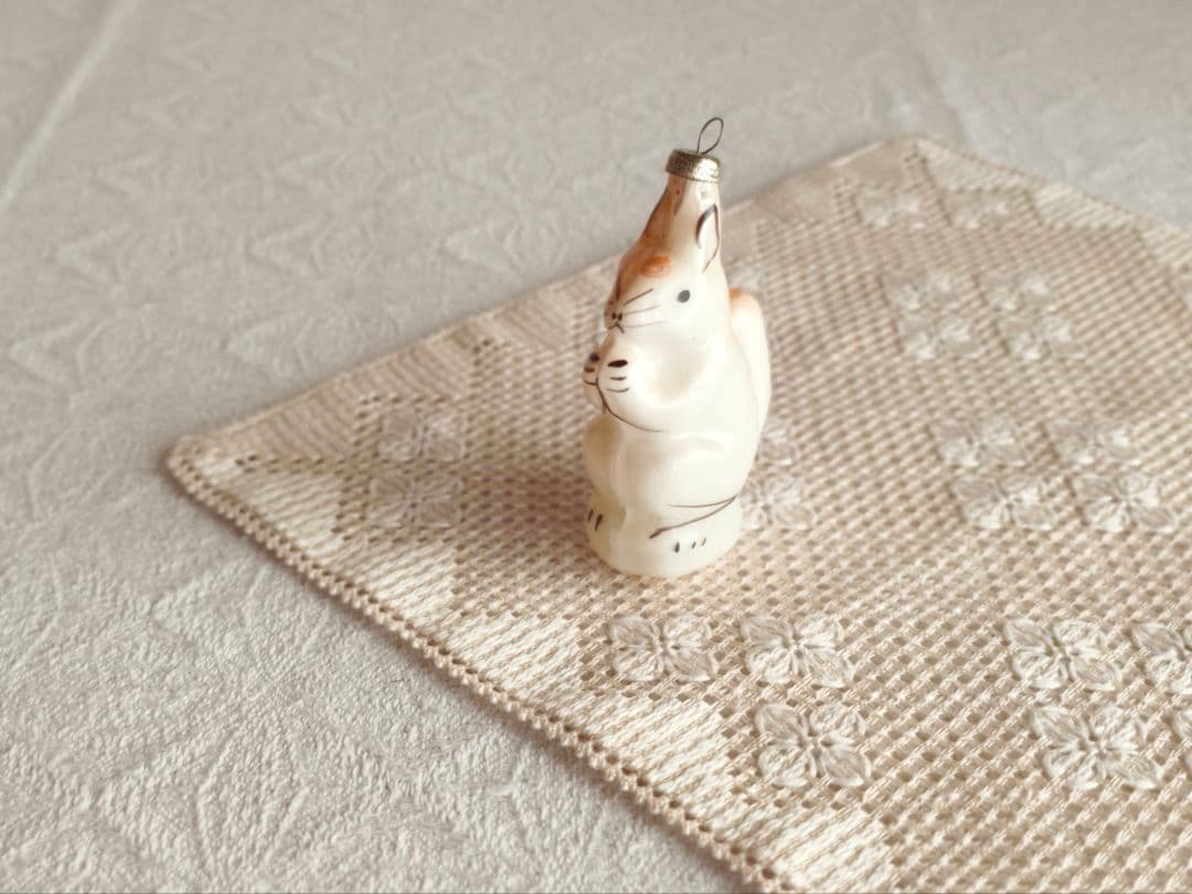 【misen2014さま】vintage ❀ ミルク色ガラスの 素敵なリスさん