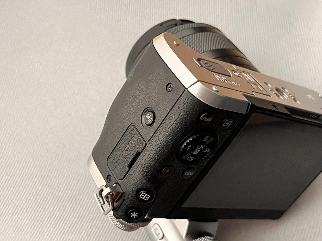 美品！Canon EOS M6 ミラーレスカメラ 【本体&レンズ2つ＆EVF付】