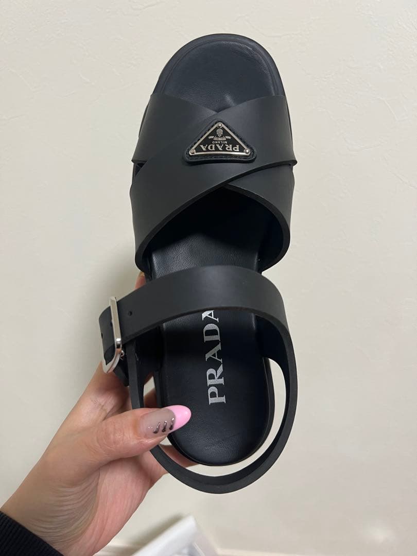 PRADA モノリス ラバーサンダル
