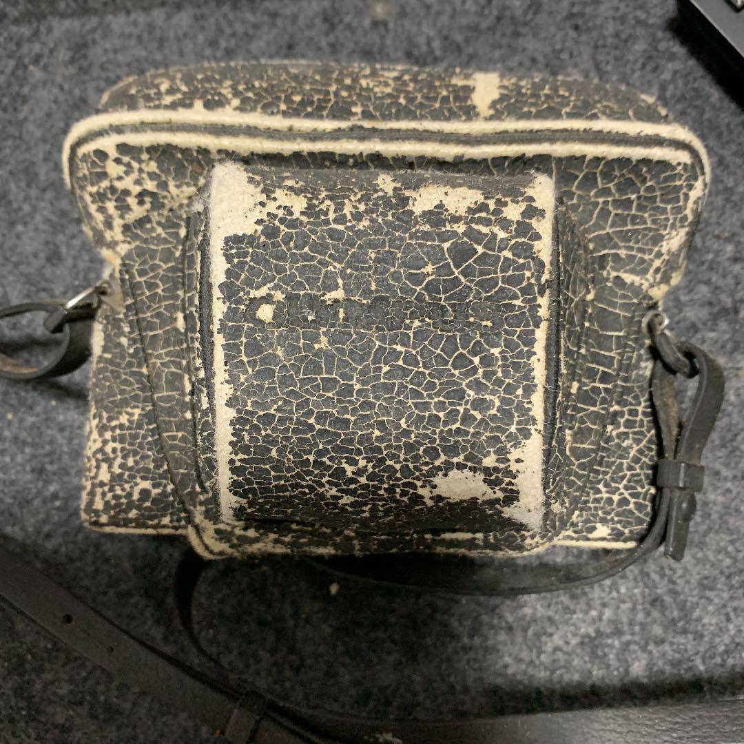 このカメラは、50年ほど前に買ったものです。そのカメラを守ってきた物です。