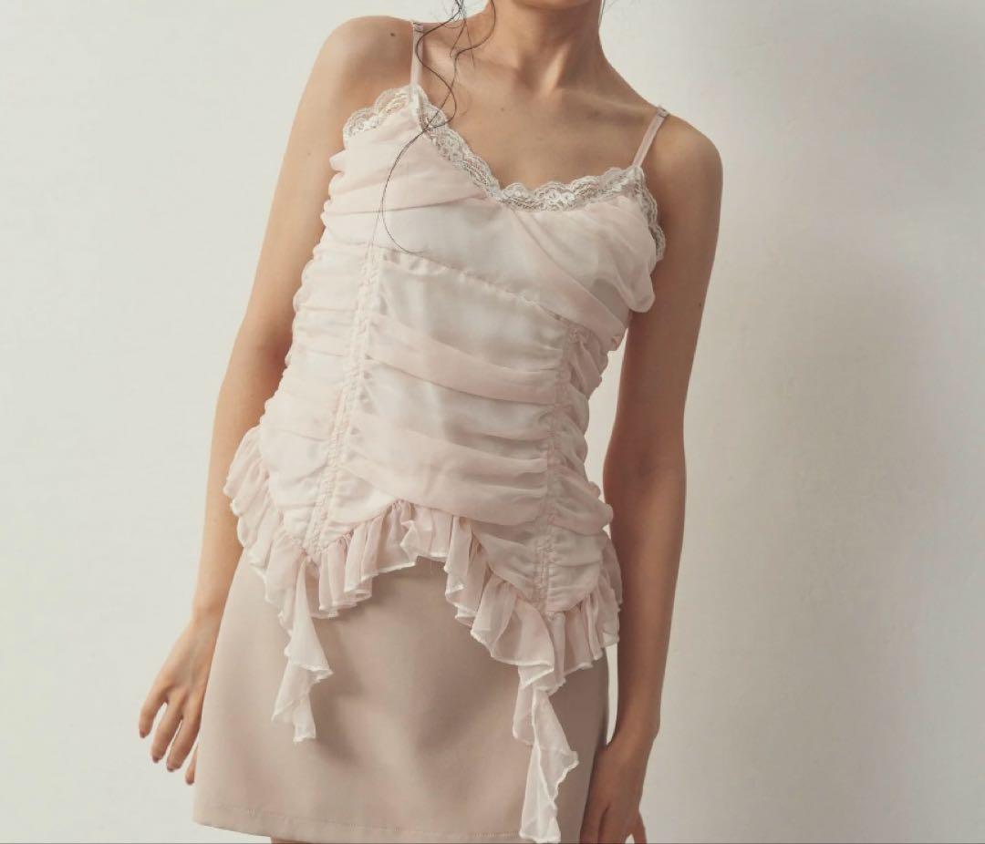 PELLICULE フリル付きピンクキャミソール