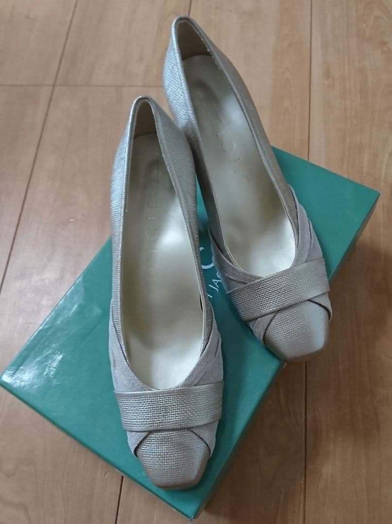 モードエジャコモのレディースパンプス シルバー系