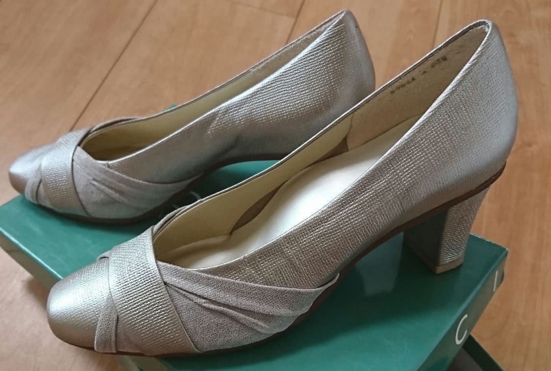 モードエジャコモのレディースパンプス シルバー系