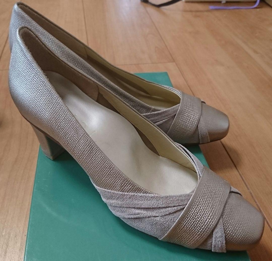 モードエジャコモのレディースパンプス シルバー系